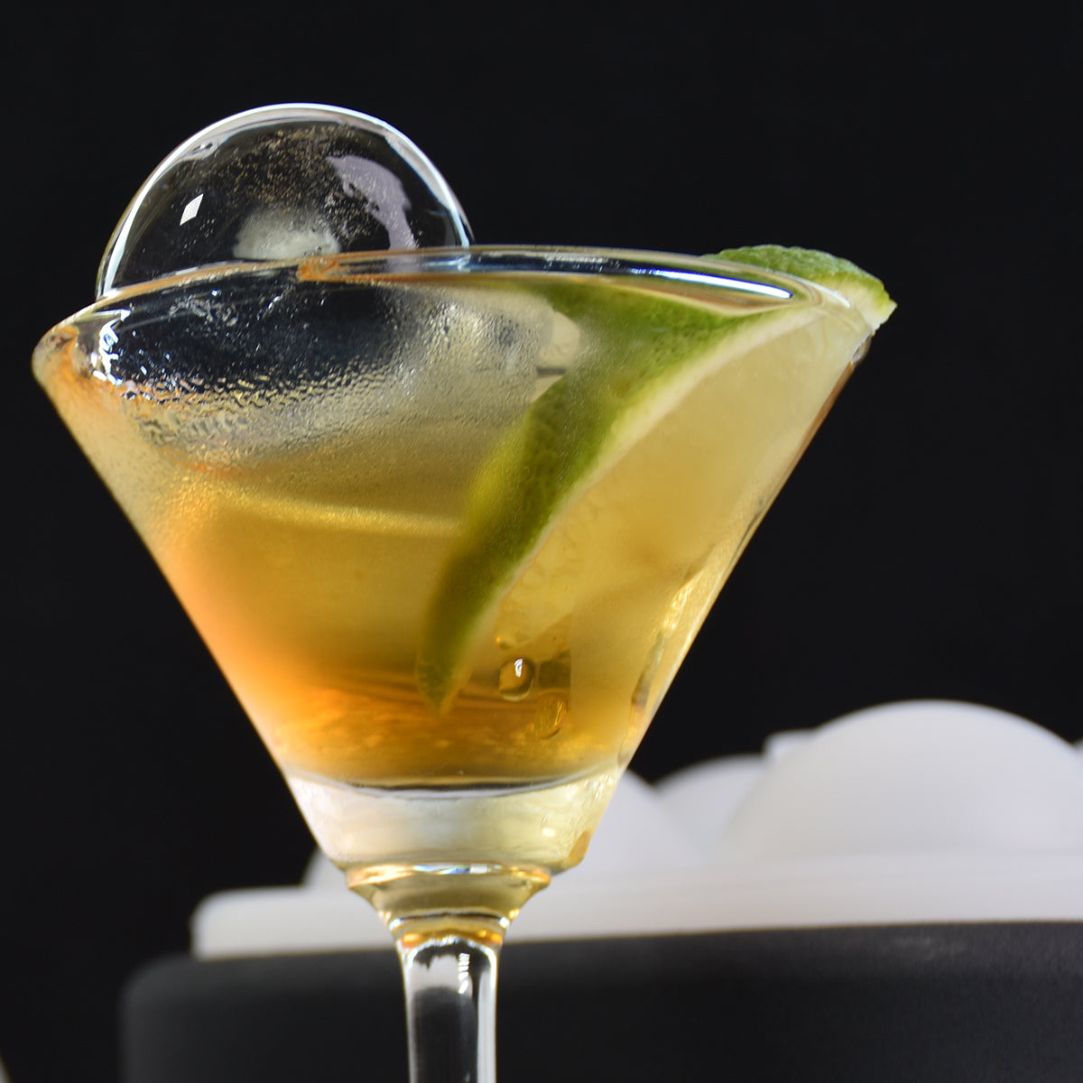 Cocktailbar NJOY - The Macallan ice ball shaper. 🙌🏼
